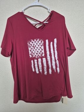 Crisscross V-Neck Graphic Tee in Burgundy
